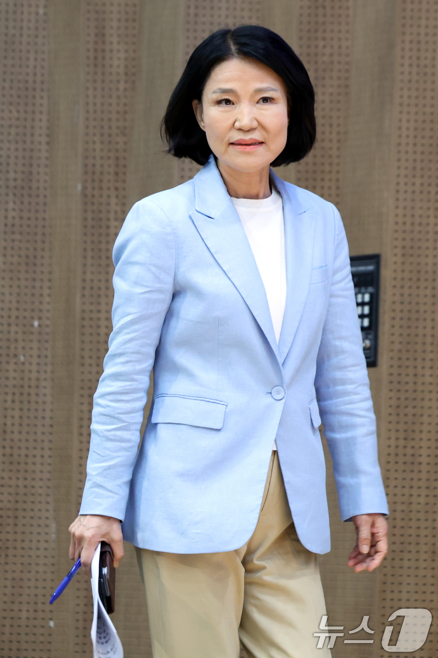 (서울=뉴스1) 황기선 기자 = 이진숙 국민의힘 의원이 14일 오후 서울 여의도 국회 소통관에서 5·18 민주화운동 관련 기자회견을 위해 발걸음을 옮기고 있다.  2026.8.14 …