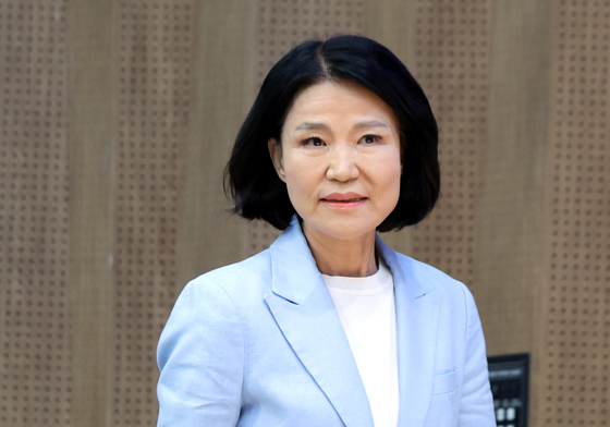 기자회견 위해 이동하는 이진숙 의원