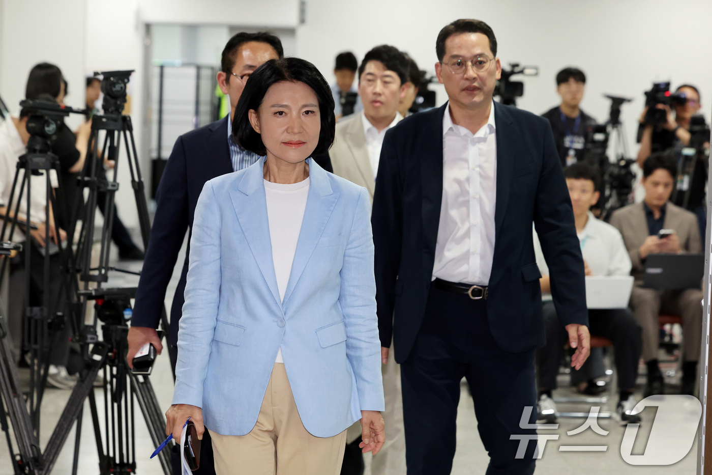 (서울=뉴스1) 황기선 기자 = 이진숙 국민의힘 의원이 14일 오후 서울 여의도 국회 소통관에서 5·18 민주화운동 관련 기자회견을 위해 발걸음을 옮기고 있다.  2026.8.14 …