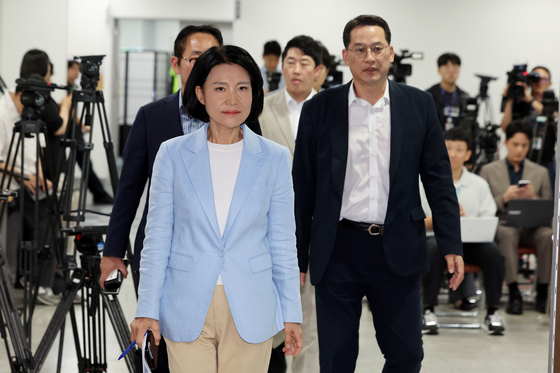 기자회견 위해 발걸음 옮기는 이진숙 의원