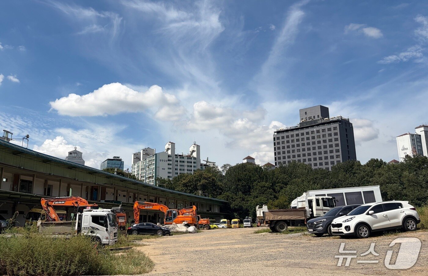 본문 이미지 - 14일 서울 강서구 염창공원 일대 공터의 모습. 약 20년 전 개발이 중단된 뒤 방치돼 현재는 주차장으로 쓰이고 있다. 2026.8.14/ 뉴스1 김종훈 기자