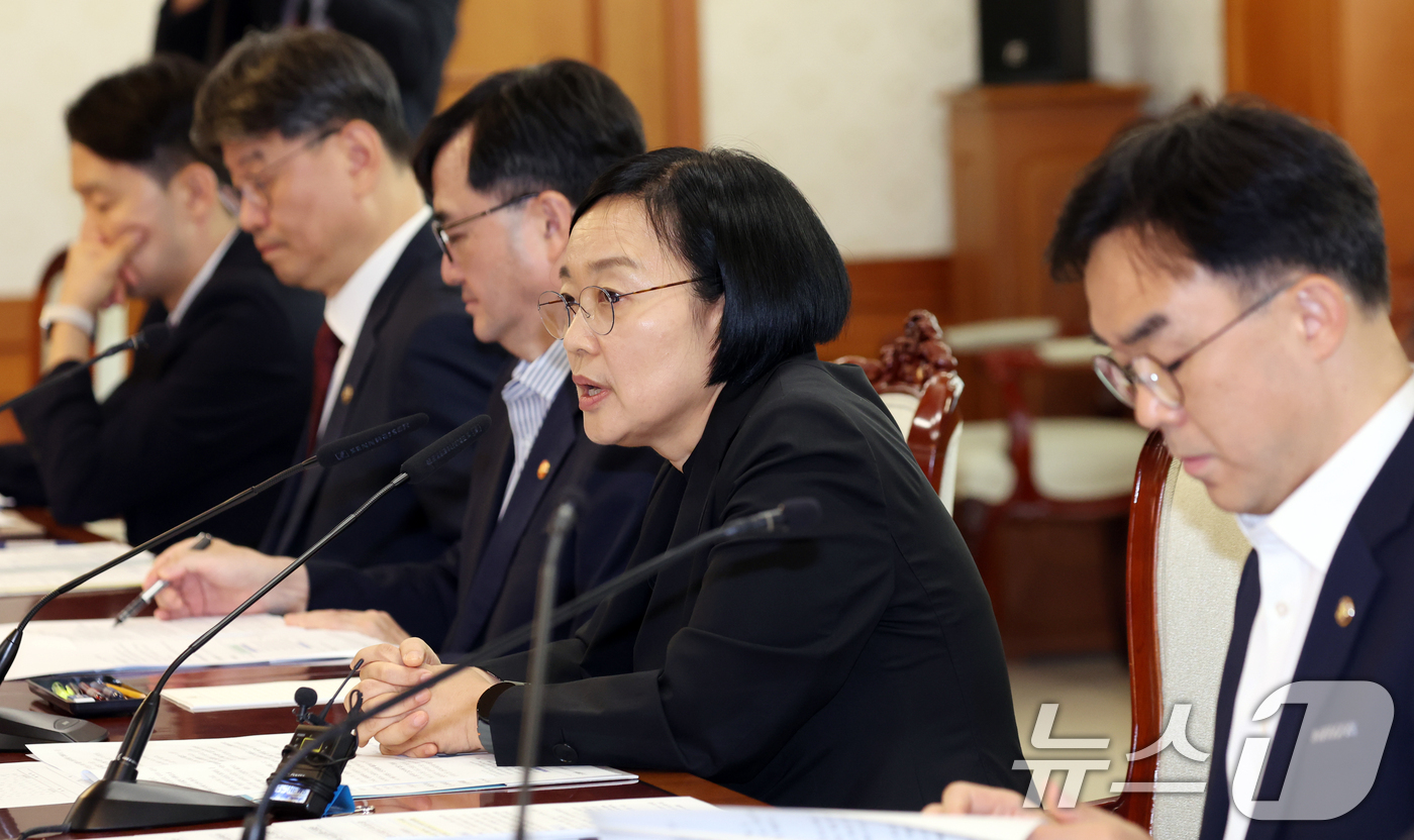 (서울=뉴스1) 김명섭 기자 = 한성숙 국무총리가 14일 오후 서울 종로구 세종대로 정부서울청사에서 열린 주택 신속공급 점검 회의에서 모두 발언을 하고 있다. 2026.8.14/뉴 …