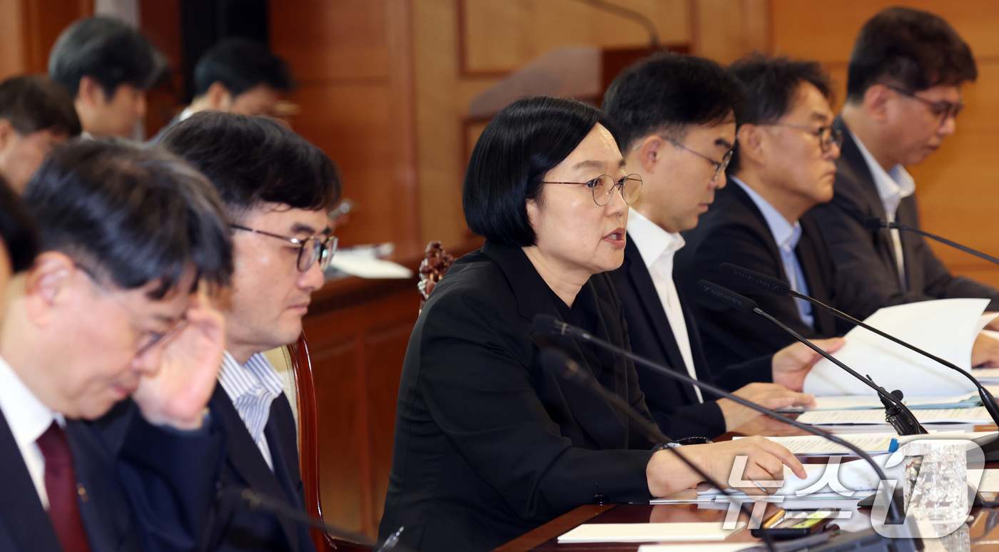 (서울=뉴스1) 김명섭 기자 = 한성숙 국무총리가 14일 오후 서울 종로구 세종대로 정부서울청사에서 열린 주택 신속공급 점검 회의에서 모두 발언을 하고 있다. 2026.8.14/뉴 …