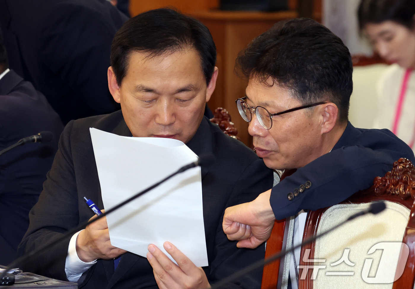(서울=뉴스1) 김명섭 기자 = 이두희 국방부 차관이 14일 오후 서울 종로구 세종대로 정부서울청사에서 열린 주택 신속공급 점검 회의에서 관계 직원과 대화를 하고 있다. 2026. …