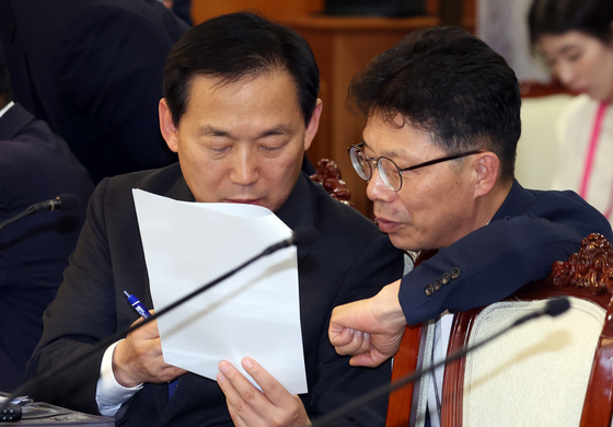 주택 신속공급 점검 대화하는 이두희 국방부 차관