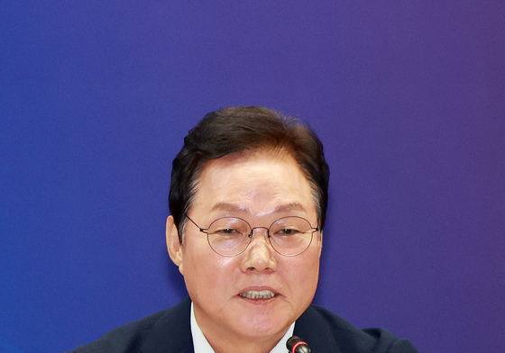 박완수 경남지사, '관권선거·딥페이크 의혹' 경찰 출석…13시간 조사