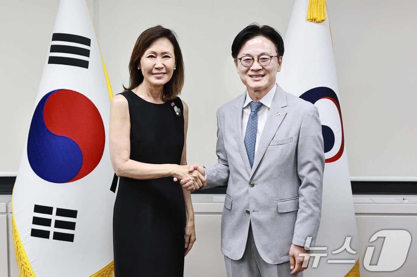 (서울=뉴스1) = 김정관 산업통상부 장관이 14일 오후 서울 종로구 정부서울청사에서 미셸 스틸 주한미국대사와 악수하고 있다. (산업통상부 제공. 재판매 및 DB금지) 2026.8 …