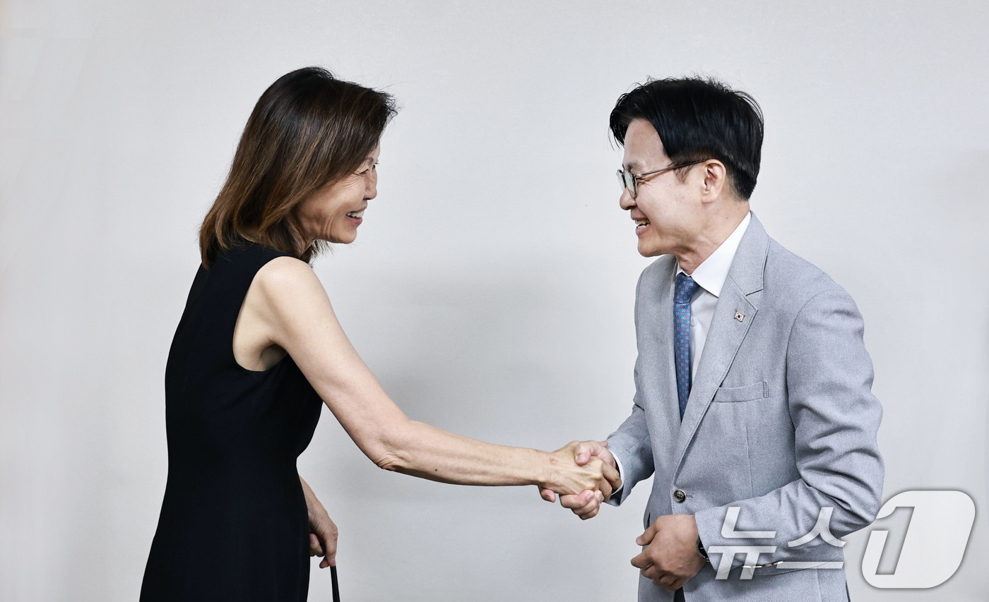 (서울=뉴스1) = 김정관 산업통상부 장관이 14일 오후 서울 종로구 정부서울청사에서 미셸 스틸 주한미국대사와 악수하고 있다. (산업통상부 제공. 재판매 및 DB금지) 2026.8 …