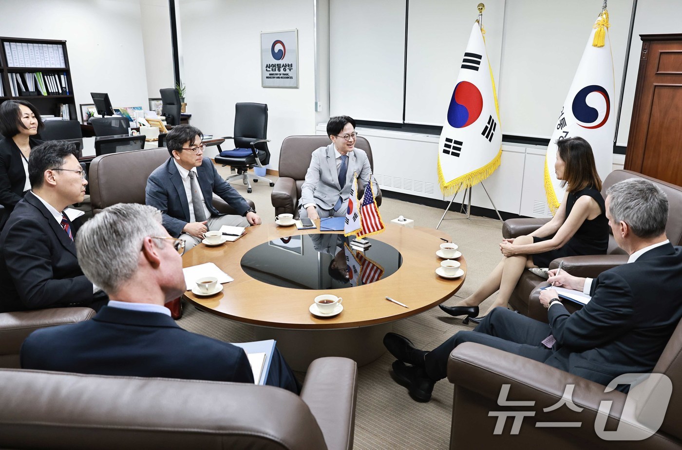 (서울=뉴스1) = 김정관 산업통상부 장관이 14일 오후 서울 종로구 정부서울청사에서 미셸 스틸 주한미국대사와 면담하고 있다. (산업통상부 제공. 재판매 및 DB금지) 2026.8 …