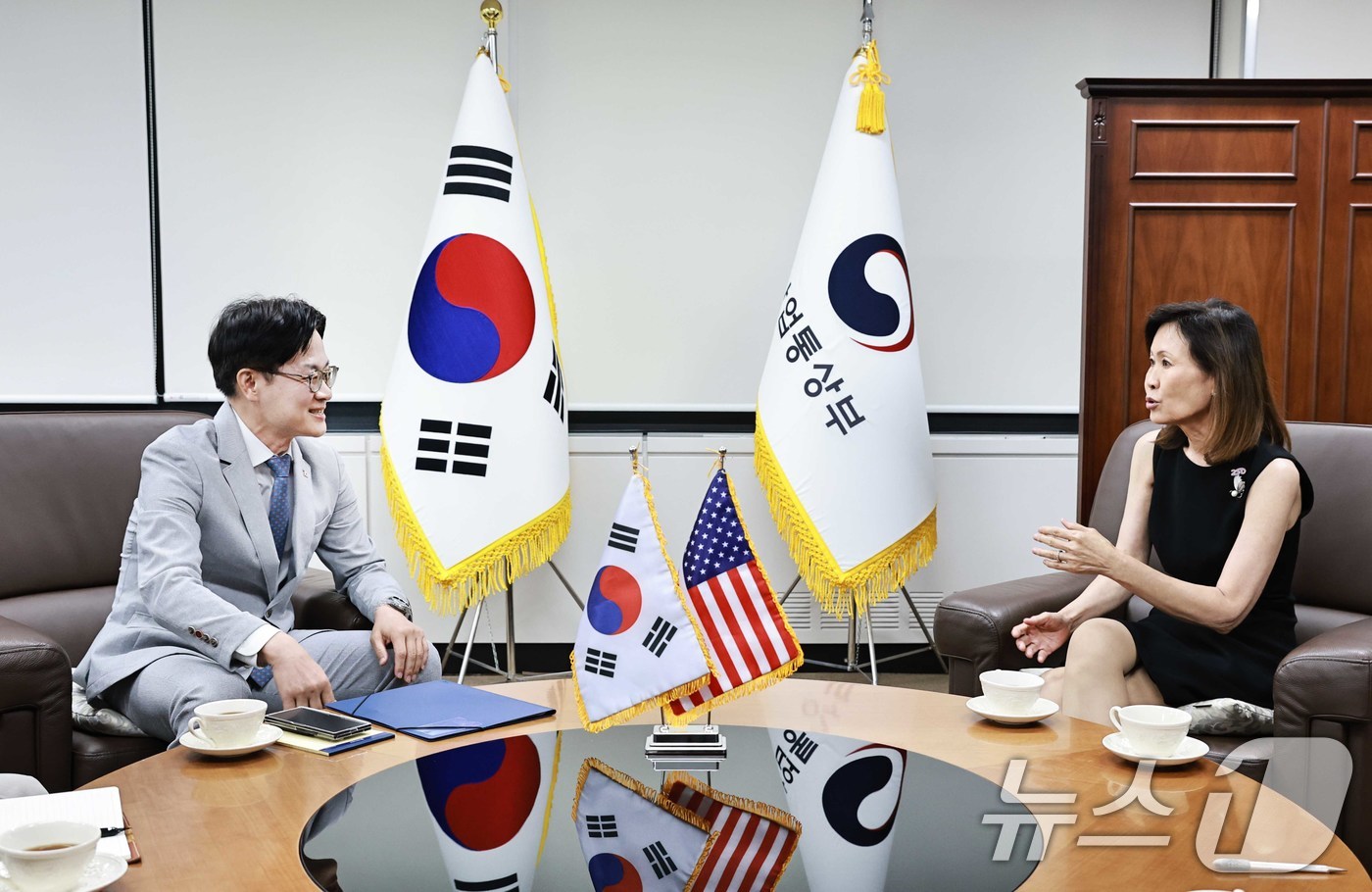 (서울=뉴스1) = 김정관 산업통상부 장관이 14일 오후 서울 종로구 정부서울청사에서 미셸 스틸 주한미국대사와 면담하고 있다. (산업통상부 제공. 재판매 및 DB금지) 2026.8 …