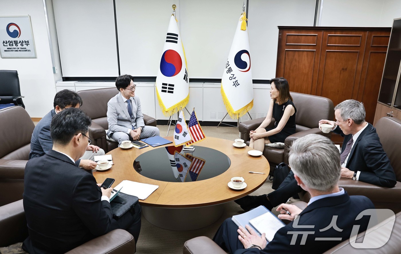 (서울=뉴스1) = 김정관 산업통상부 장관이 14일 오후 서울 종로구 정부서울청사에서 미셸 스틸 주한미국대사와 면담하고 있다. (산업통상부 제공. 재판매 및 DB금지) 2026.8 …