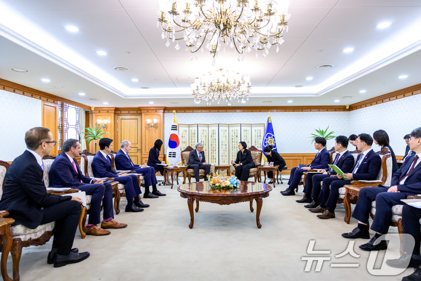 (서울=뉴스1) = 한성숙 국무총리가 14일 오후 서울 종로구 정부서울청사에서 마이크로소프트(MS)·테라파워 창업자인 빌 게이츠 게이츠 재단 이사장과 면담하고 있다. (총리실 제공 …
