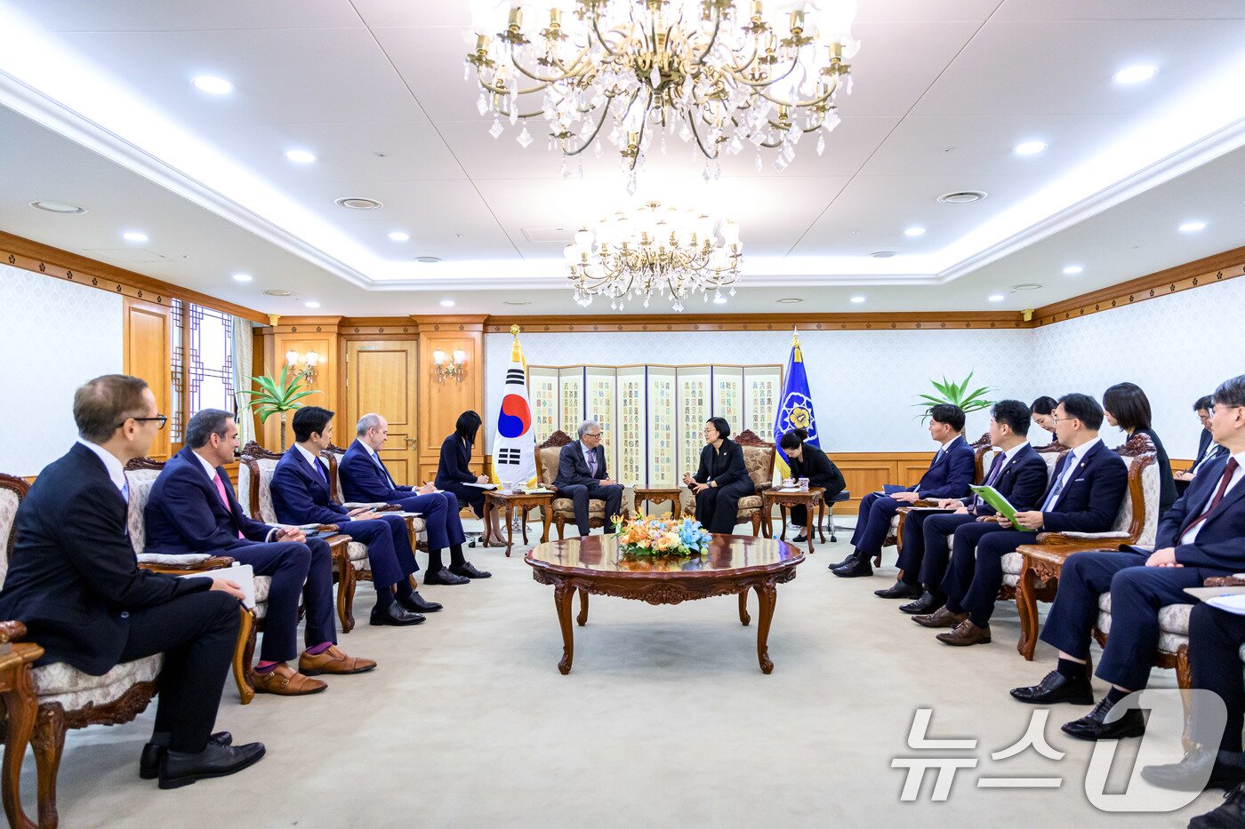 본문 이미지 - 한성숙 국무총리가 14일 오후 서울 종로구 정부서울청사에서 마이크로소프트(MS)·테라파워 창업자인 빌 게이츠 게이츠 재단 이사장과 면담하고 있다. (총리실 제공. 재판매 및 DB금지) 2026.8.14 ⓒ 뉴스1