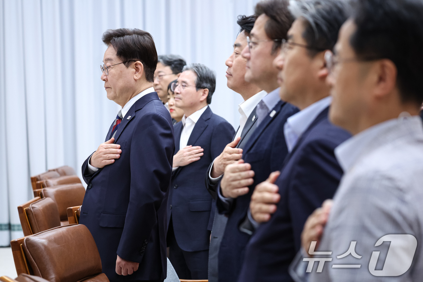 (서울=뉴스1) 이재명 기자 = 이재명 대통령이 14일 청와대에서 열린 청년정책 대전환을 위한 청년정책 전문가 간담회에서 국민의례를 하고 있다. (청와대통신사진기자단) 2026.8 …