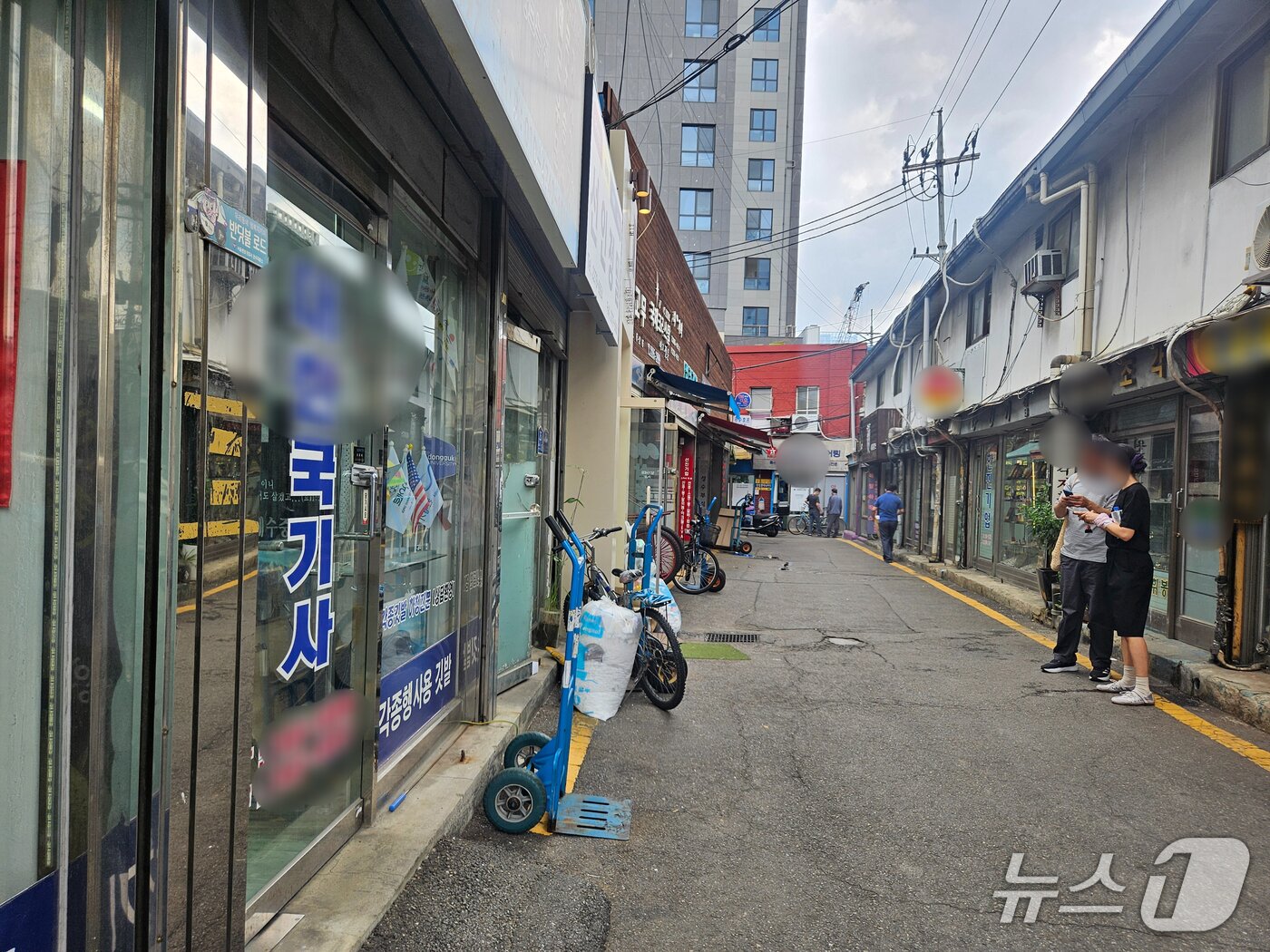본문 이미지 - 광복절을 하루 앞둔 14일 한적한 서울 종로구 관수동 휘장상가. 2026.8.14 ⓒ 뉴스1 유채 기자