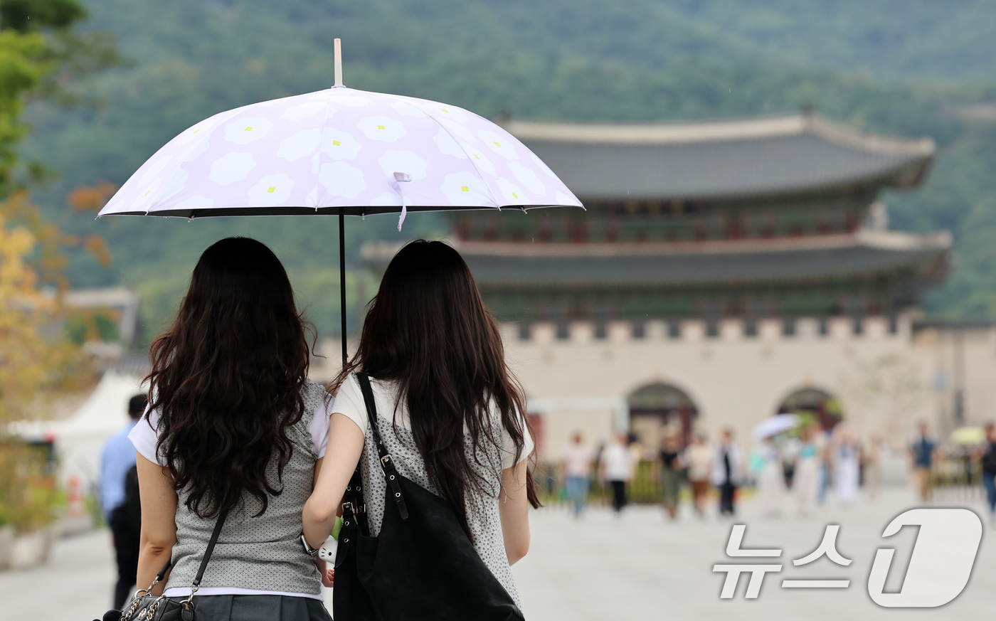 (서울=뉴스1) 박세연 기자 = 서울에 국지적으로 비가 내리기 시작한 14일 오후 서울 광화문광장에서 우산을 시민들이 발걸음을 옮기고 있다.기상청은 광복절 연휴 기간동안 남부지방과 …