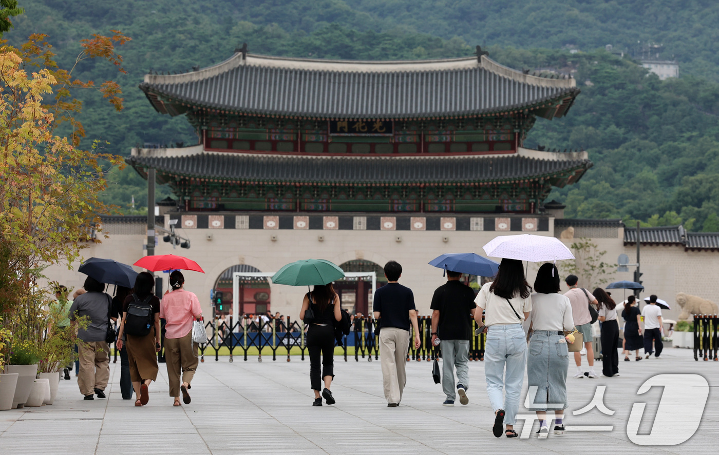 (서울=뉴스1) 박세연 기자 = 서울에 국지적으로 비가 내리기 시작한 14일 오후 서울 광화문광장에서 우산을 시민들이 발걸음을 옮기고 있다.기상청은 광복절 연휴 기간동안 남부지방과 …