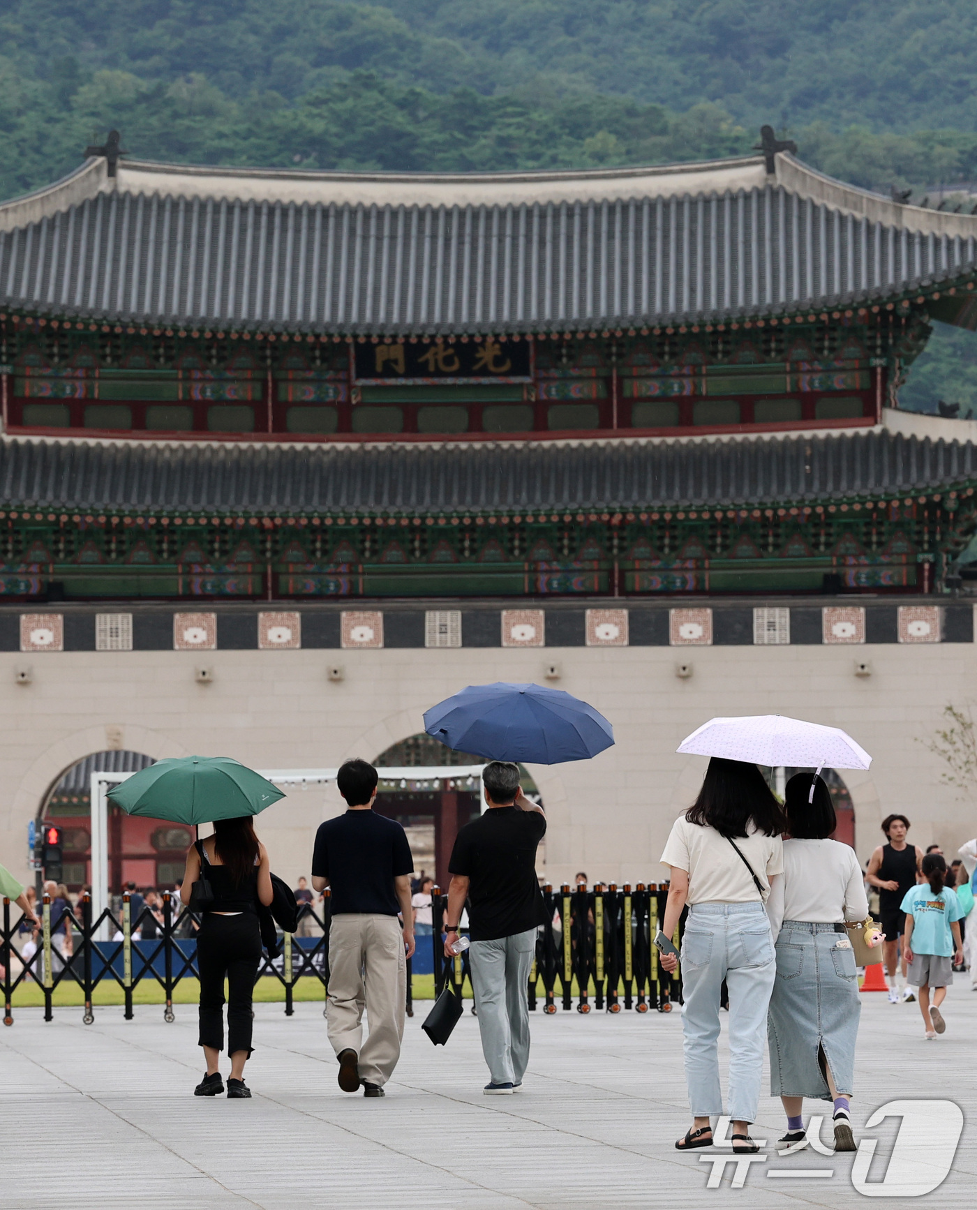 (서울=뉴스1) 박세연 기자 = 서울에 국지적으로 비가 내리기 시작한 14일 오후 서울 광화문광장에서 우산을 시민들이 발걸음을 옮기고 있다.기상청은 광복절 연휴 기간동안 남부지방과 …