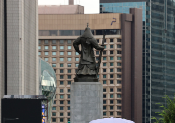 국지적으로 비 내리는 서울