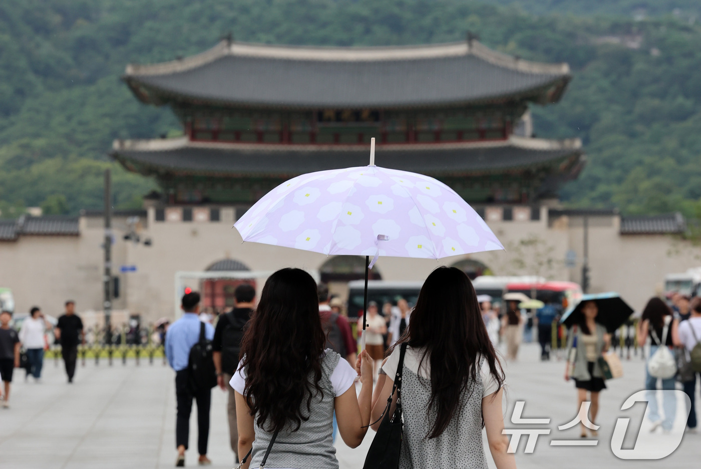 (서울=뉴스1) 박세연 기자 = 서울에 국지적으로 비가 내리기 시작한 14일 오후 서울 광화문광장에서 우산을 시민들이 발걸음을 옮기고 있다.기상청은 광복절 연휴 기간동안 남부지방과 …