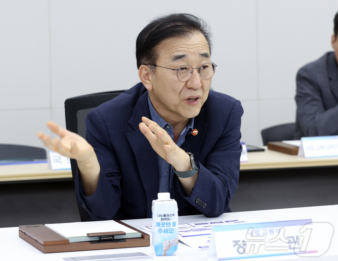 (서울=뉴스1) 김진환 기자 = 김윤덕 국토교통부 장관이 14일 전북 부안군 '수소도시 조성사업' 현장에서 열린 실무진과의 간담회에서 발언하고 있다. (국토교통부 제공, 재판매 및 …