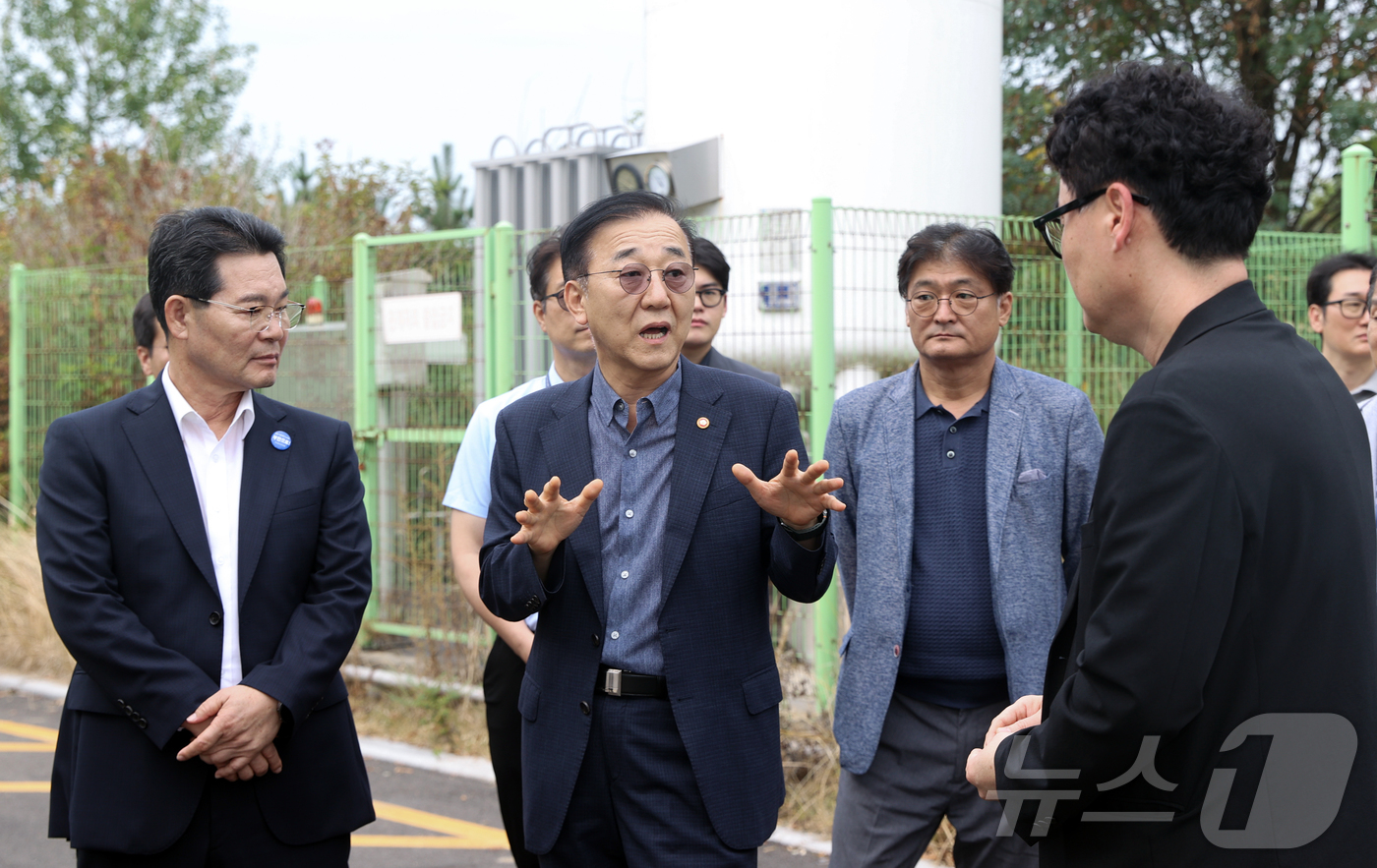 (서울=뉴스1) 김진환 기자 = 김윤덕 국토교통부 장관이 14일 전북 부안군 '수소도시 조성사업' 현장을 방문해 수전해 기반 수소 생산시설을 점검하고 있다. (국토교통부 제공, 재 …