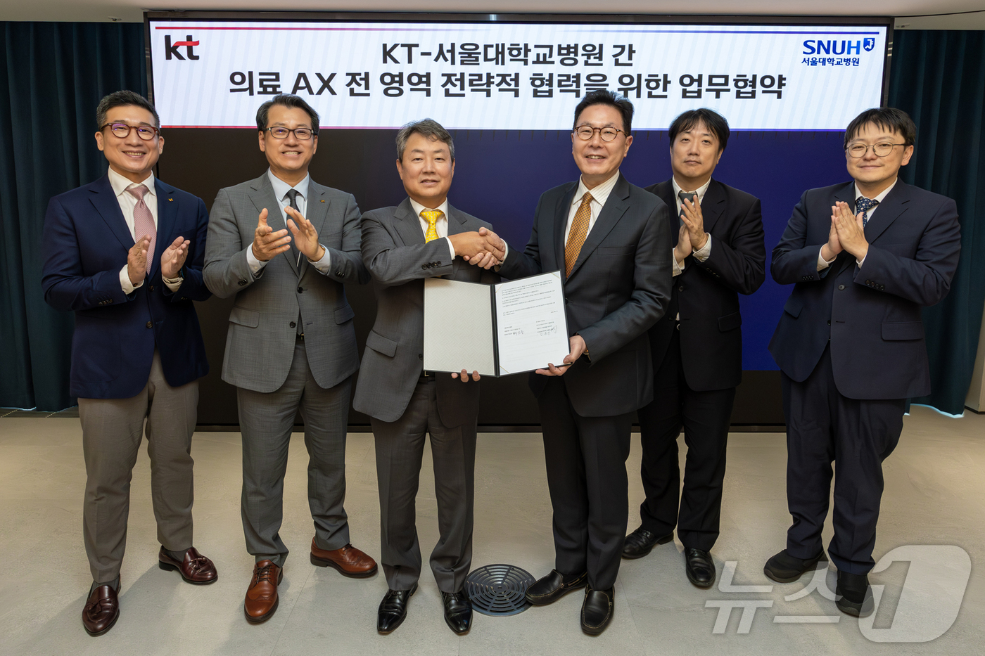 (서울=뉴스1) 김진환 기자 = 김봉균 KT Enterprise부문장(왼쪽 세번째)과 백남종 서울대학교병원장(왼쪽 네번째) 등 KT와 서울대학교병원 관계자들이 기념 촬영을 하고 있 …