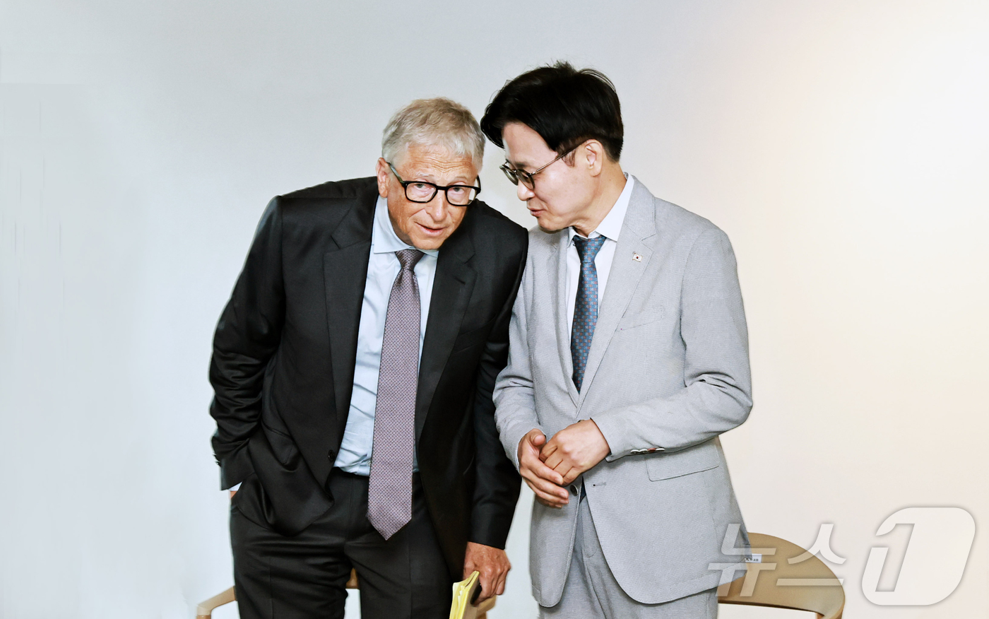 (서울=뉴스1) = 김정관 산업통상부 장관이 14일 서울 모처에서 열린 테라파워·SK이노베이션 간 SMR 공동사업 추진 조건 합의서 체결식에서 빌 게이츠 테라파워 이사회 의장과 대 …