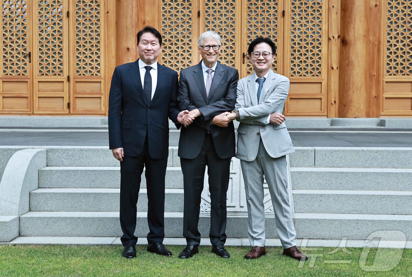 (서울=뉴스1) = 김정관 산업통상부 장관(오른쪽)이 14일 서울 모처에서 열린 테라파워·SK이노베이션 간 SMR 공동사업 추진 조건 합의서 체결식에서 빌 게이츠 테라파워 이사회 …