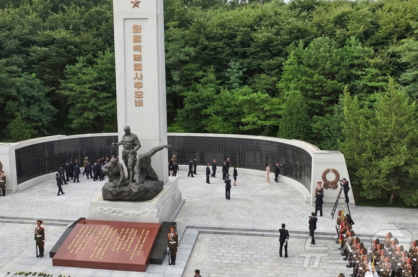 (평양 노동신문=뉴스1) = 북한 노동당 기관지 노동신문은 15일 "조선노동당 총비서이시며 조선민주주의인민공화국 국무위원장이신 경애하는 김정은동지께서 조국해방 81돐(주년)에 즈음 …