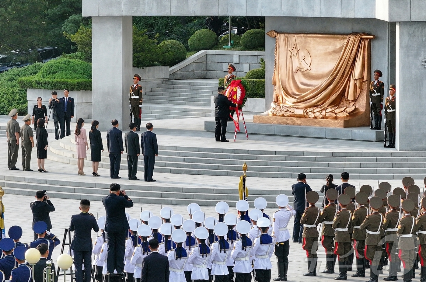 (평양 노동신문=뉴스1) = 북한 노동당 기관지 노동신문은 15일 "조선노동당 총비서이시며 조선민주주의인민공화국 국무위원장이신 경애하는 김정은동지께서 조국해방 81돐(주년)에 즈음 …
