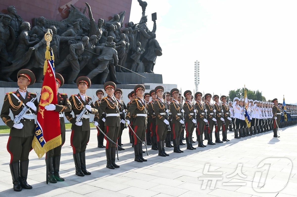 (평양 노동신문=뉴스1) = 북한 노동당 기관지 노동신문은 15일 "조국해방 81돐(주년)에 즈음하여 만수대언덕에 높이 모신 위대한 수령님과 위대한 장군님의 동상에 경의를 드리는 …