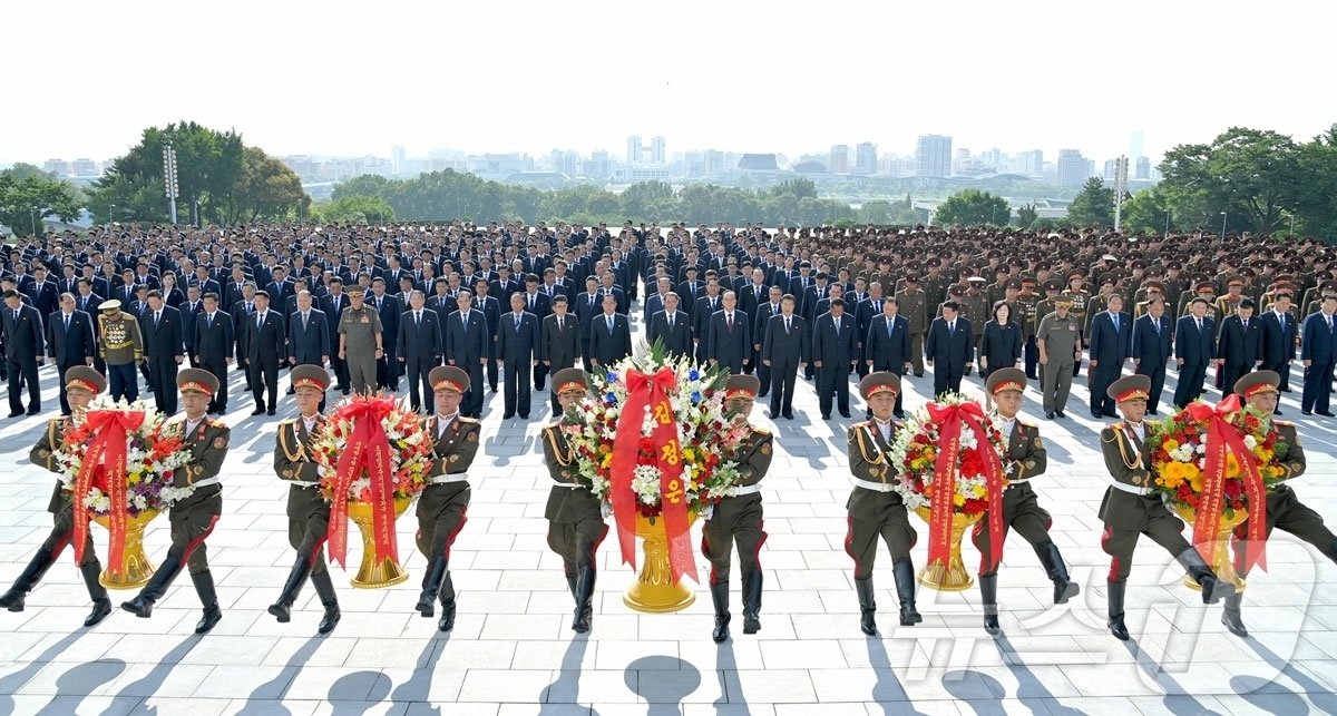(평양 노동신문=뉴스1) = 북한 노동당 기관지 노동신문은 15일 "조국해방 81돐(주년)에 즈음하여 만수대언덕에 높이 모신 위대한 수령님과 위대한 장군님의 동상에 경의를 드리는 …