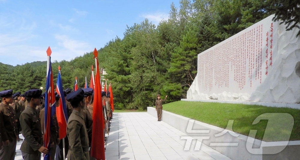 (평양 노동신문=뉴스1) = 북한 노동당 기관지 노동신문은 15일 "우리 당의 빛나는 혁명전통을 견결히 옹호고수하며 당 제9차 대회 결정관철을 위한 투쟁에서 영예로운 승리자가 될 …