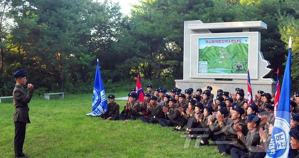 (평양 노동신문=뉴스1) = 북한 노동당 기관지 노동신문은 15일 "우리 당의 빛나는 혁명전통을 견결히 옹호고수하며 당 제9차 대회 결정관철을 위한 투쟁에서 영예로운 승리자가 될 …