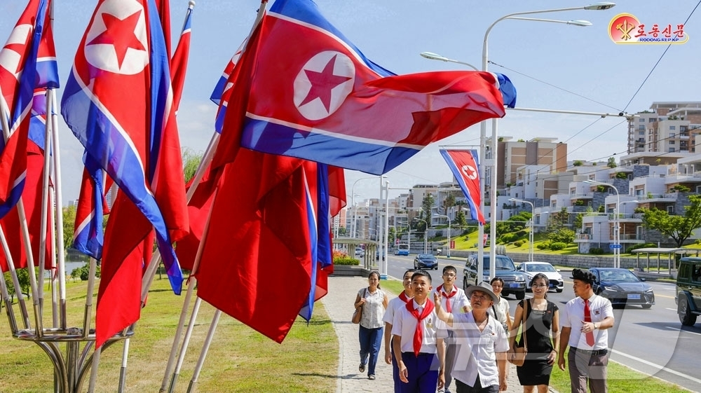 (평양 노동신문=뉴스1) = 북한 노동당 기관지 노동신문은 15일 "뜻깊은 명절의 환희로 설레이는 수도의 거리"라고 전했다. [국내에서만 사용가능. 재배포 금지. DB 금지. Fo …