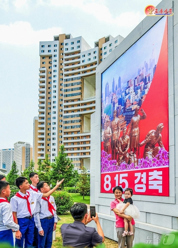 (평양 노동신문=뉴스1) = 북한 노동당 기관지 노동신문은 15일 "뜻깊은 명절의 환희로 설레이는 수도의 거리"라고 전했다. [국내에서만 사용가능. 재배포 금지. DB 금지. Fo …