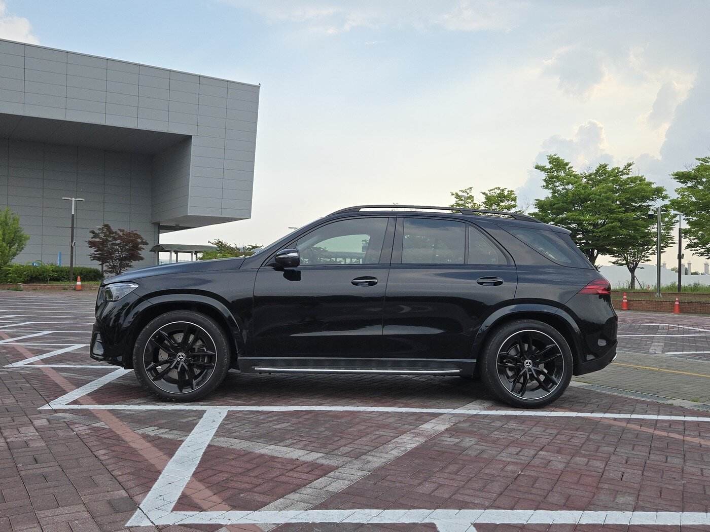 본문 이미지 - 메르세데스-벤츠 대형 SUV 'GLE' 450 4MATIC AMG 라인' 나이트 에디션의 측면부 모습. 2026.6.15/뉴스1 김성식 기자