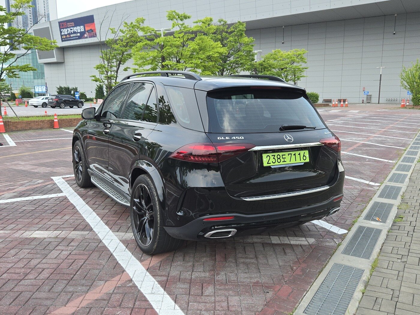 본문 이미지 - 메르세데스-벤츠 대형 SUV 'GLE' 450 4MATIC AMG 라인' 나이트 에디션의 후면부 모습. 2026.6.15/뉴스1 김성식 기자