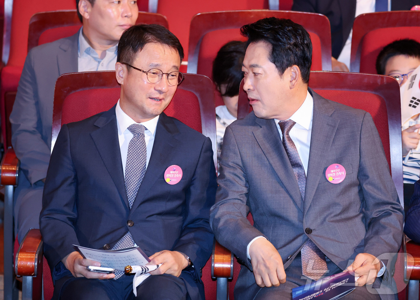 (서울=뉴스1) 이재명 기자 = 한병도 더불어민주당 당대표 직무대행 겸 원내대표(왼쪽)와 장동혁 국민의힘 대표가 15일 서울 종로구 세종문화회관에서 열린 제81주년 광복절 경축식에 …