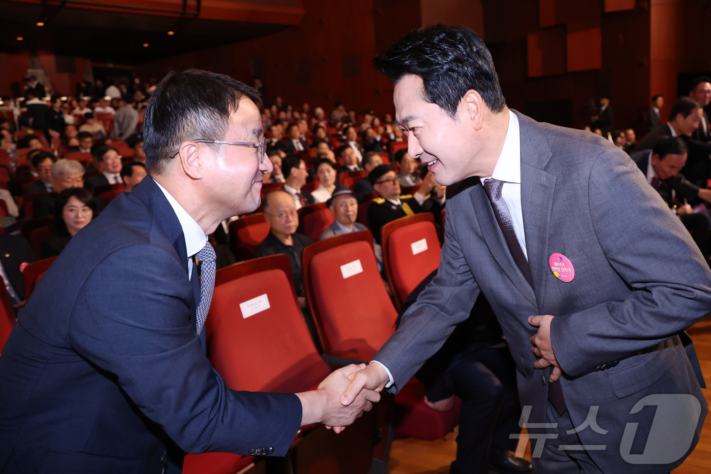 (서울=뉴스1) 이재명 기자 = 한병도 더불어민주당 당대표 직무대행 겸 원내대표와 장동혁 국민의힘 대표가 15일 서울 종로구 세종문화회관에서 열린 제81주년 광복절 경축식에서 인사 …