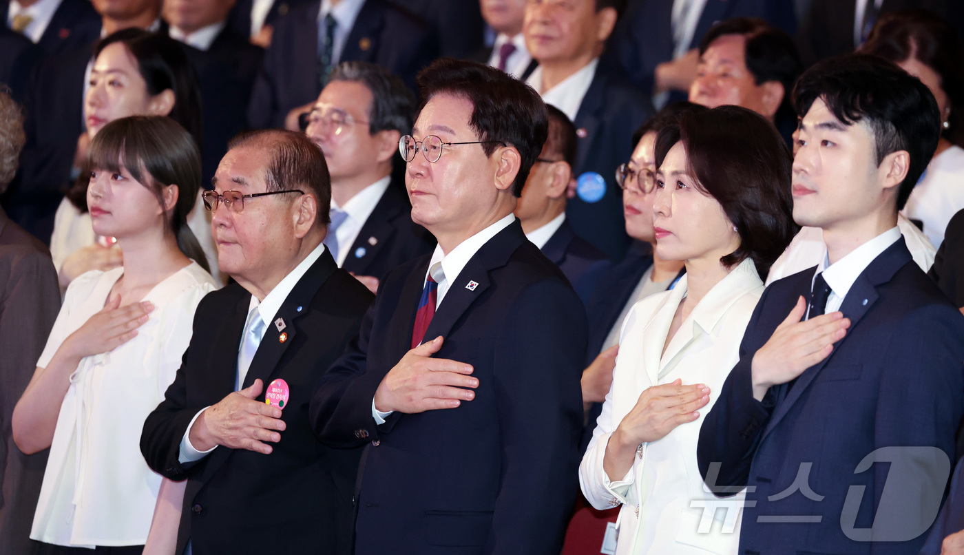 (서울=뉴스1) 이재명 기자 = 이재명 대통령과 김혜경 여사가 15일 서울 종로구 세종문화회관에서 열린 제81주년 광복절 경축식에서 국민의례를 하고 있다. 2026.8.15/뉴스1 …