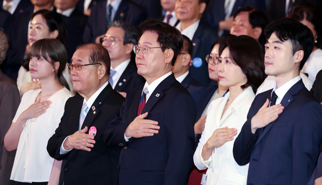 국민의례하는 이재명 대통령·김혜경 여사