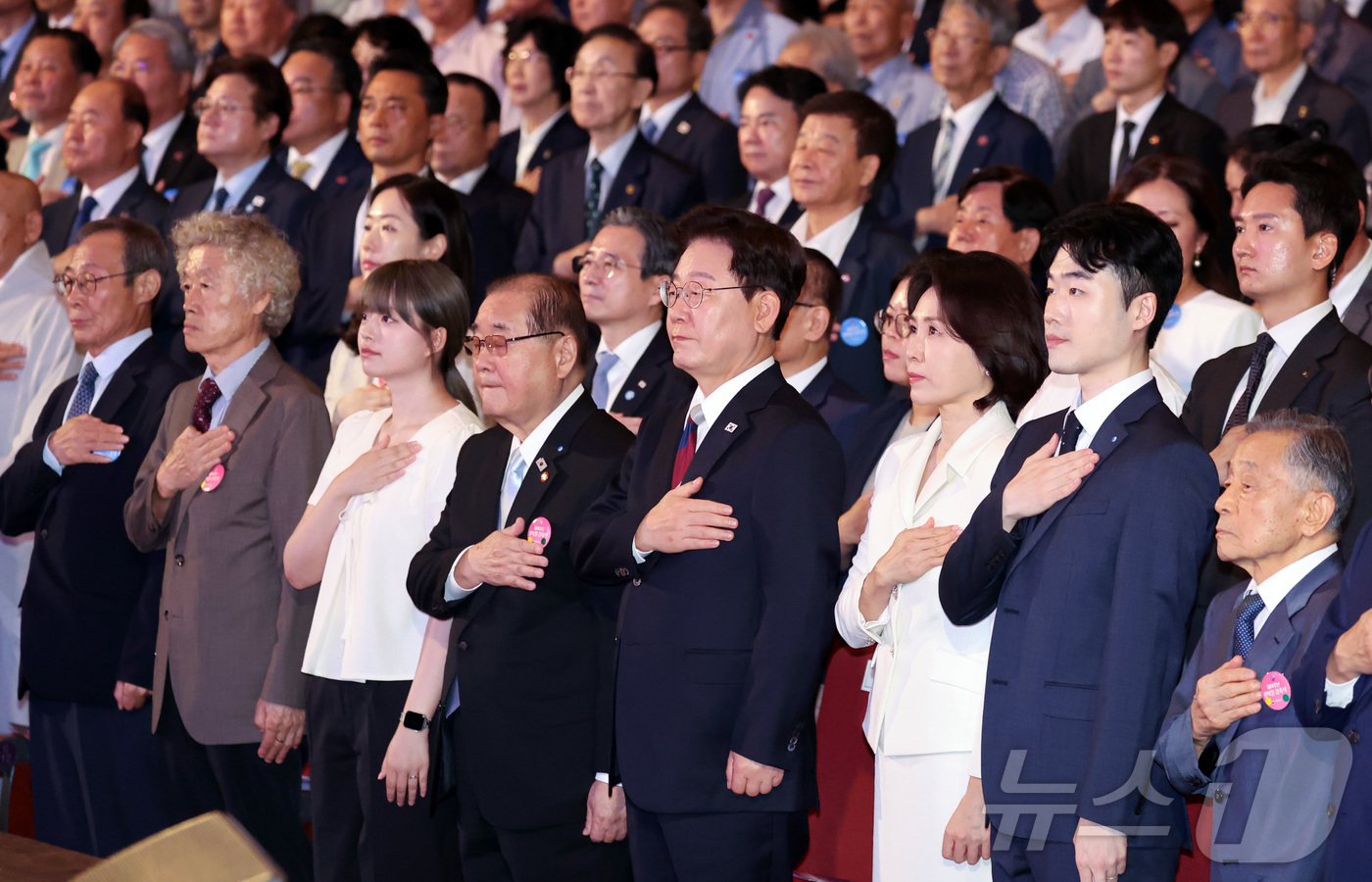 (서울=뉴스1) 이재명 기자 = 이재명 대통령과 김혜경 여사가 15일 서울 종로구 세종문화회관에서 열린 제81주년 광복절 경축식에서 국민의례를 하고 있다. 2026.8.15/뉴스1 …