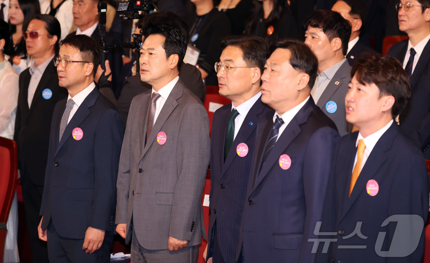 (서울=뉴스1) 이재명 기자 = 한병도 더불어민주당 당대표 직무대행 겸 원내대표(왼쪽부터), 장동혁 국민의힘 대표, 신장식 조국혁신당 대표, 김종훈 진보당 대표, 이준석 개혁신당 …