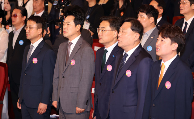 애국가 부르는 한병도·장동혁·신장식·김종훈·이준석