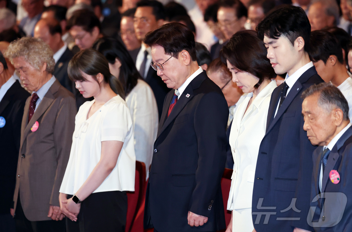 (서울=뉴스1) 이재명 기자 = 이재명 대통령과 김혜경 여사가 15일 서울 종로구 세종문화회관에서 열린 제81주년 광복절 경축식에서 묵념하고 있다. 2026.8.15/뉴스1