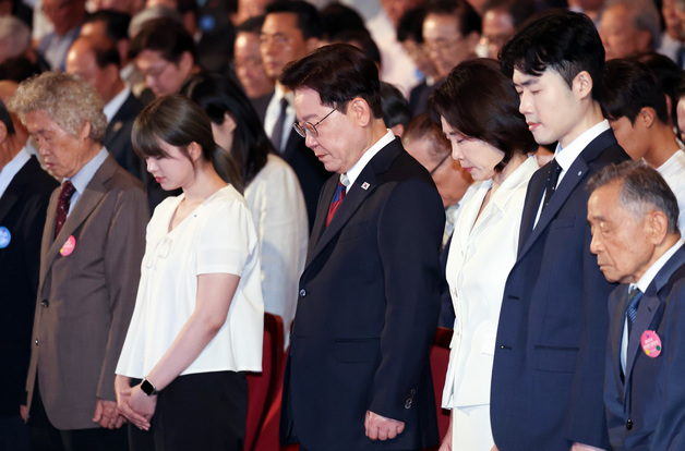 묵념하는 이재명 대통령·김혜경 여사