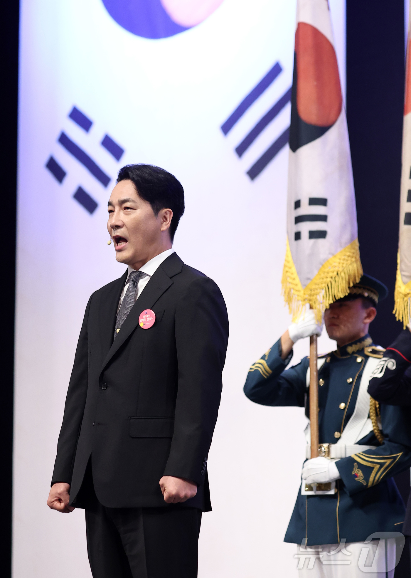 (서울=뉴스1) 이재명 기자 = 배우 하도권이 15일 서울 종로구 세종문화회관에서 열린 제81주년 광복절 경축식에서 국기에 대한 맹세를 낭독하고 있다. 2026.8.15/뉴스1