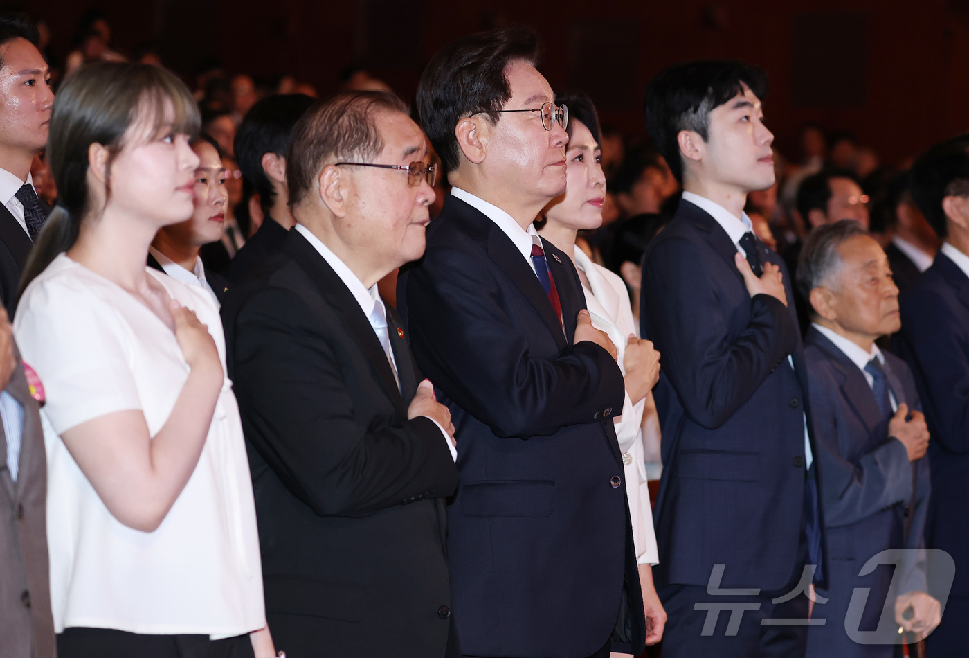 (서울=뉴스1) 이재명 기자 = 이재명 대통령과 김혜경 여사가 15일 서울 종로구 세종문화회관에서 열린 제81주년 광복절 경축식에서 국민의례를 하고 있다. 2026.8.15/뉴스1 …